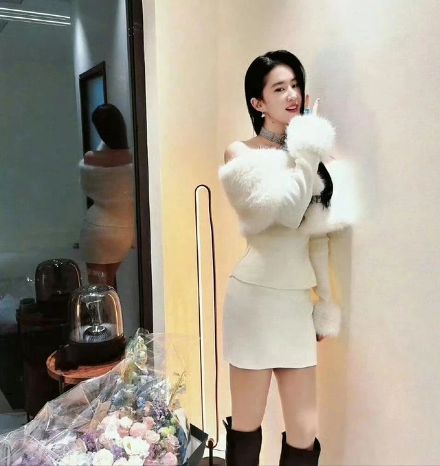 刘亦菲在家玩自拍，不料被镜子“出卖	”了	，网友直呼：好女人啊！