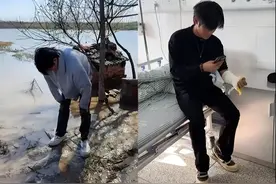 小杨哥过年骑车掉水里，大杨哥玩鞭炮炸伤手，网友：真是难兄难弟图片