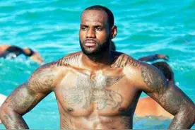 詹姆斯浑身都是肌肉，为何却几乎看不到胸肌和腹肌呢？图片