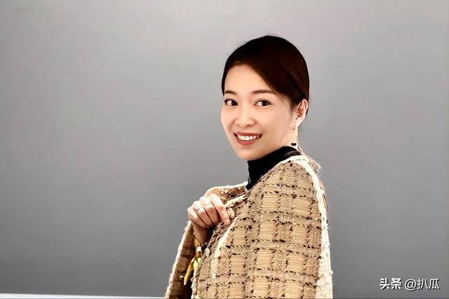 她曾是上海台主持人，如今在仓库打包卖水果，单身带儿子独自生活