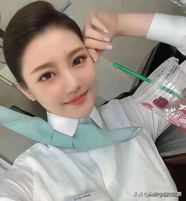 她是我见过的最美空姐，没有之一，穿白色制服，好身材更是绝了
