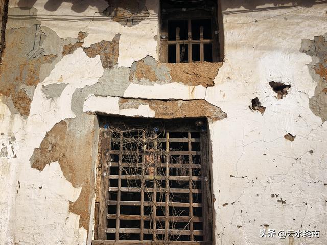 游览了这片芦花后，我又到蓝田这个没有拆掉的村子，见到这些老人