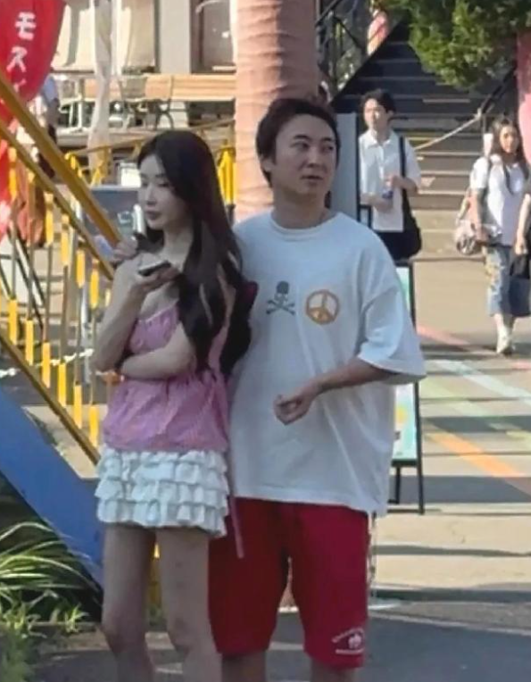 71岁王健林现身新疆，近照骨瘦如柴，王思聪却在国外和女友狂欢