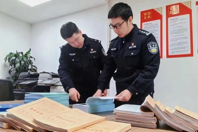 叛逃中国！年薪600万的华为高管，美国身份被扒后，更多猛料曝光
