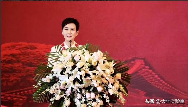 李鹏总理与女儿在一起的罕见留影，笑容灿烂喜笑颜开，温暖又温馨