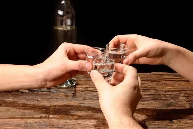 在人体实验中发现：酒喝得越多，脑容量越会变小，人就会越笨？