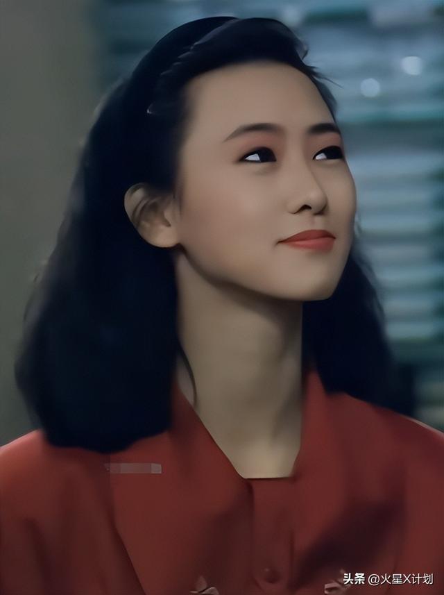 她出身清华大学，因拍三级片与父母决裂，如今不让女儿进娱乐圈