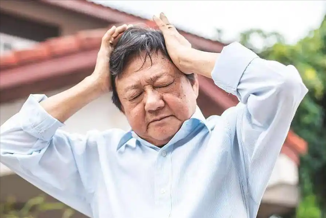 高血压一滴酒都不能沾？医生怒斥：血压高还喝酒，或引起4并发症