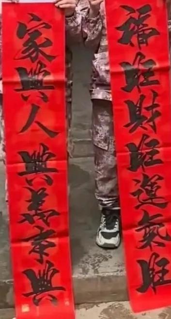 书法神童李明衣着简朴，他的钱都用在书法事业上