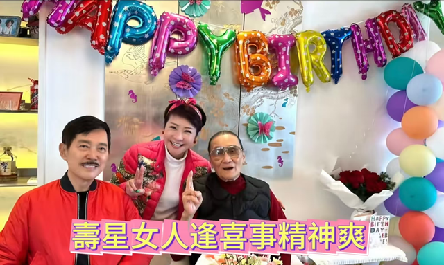 谢霆锋生日和父母聚餐！谢贤老到不敢认，狄波拉涂绿指甲油似少女