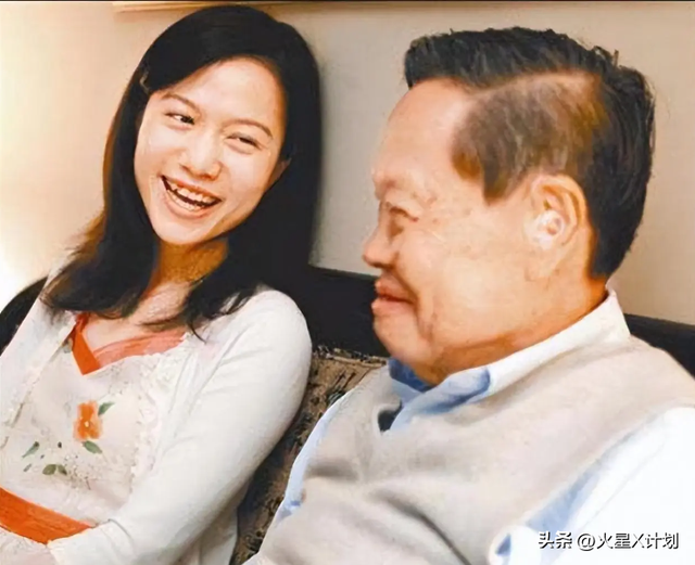 杨振宁告别仪式上，49岁翁帆近照曝光，原来杜致礼亲妹真的没说错