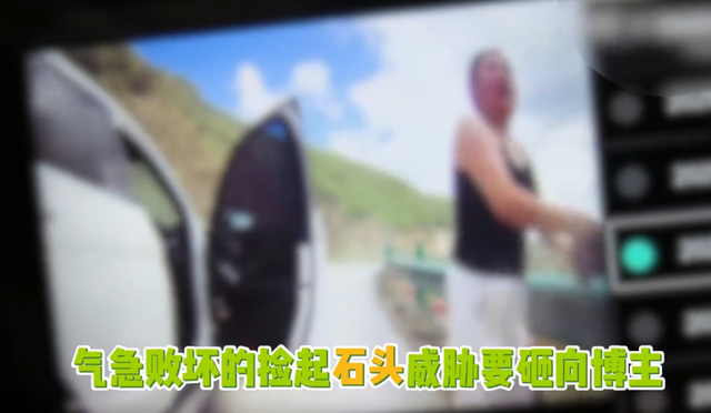 奔驰女已社死，逆行后辱骂威胁骑手，警方通报，正脸曝光太丢人