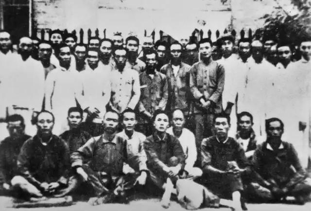 他是原政治局常委	，68岁失意选择了吞药自尽，骨灰至今都没有找到