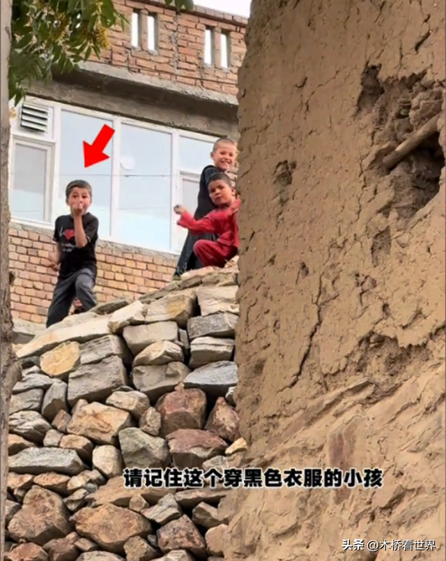 中国小伙游阿富汗，被贫民窟孩子扔石头砸中裆部，终靠塔利班脱困