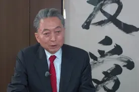 日本前首相出席“一带一路”欢迎晚宴，宴会桌上特意摆放日本国旗图片