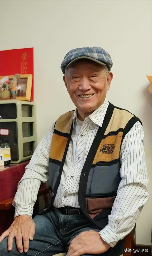 90岁牛犇近况曝光，做饭环境脏乱差，用塑料瓶保温菜、拖把当拐杖