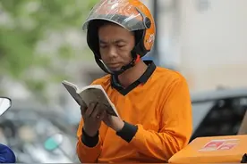 5年前，击败北大才子，获诗词大会冠军的外卖小哥，如今怎样了？图片