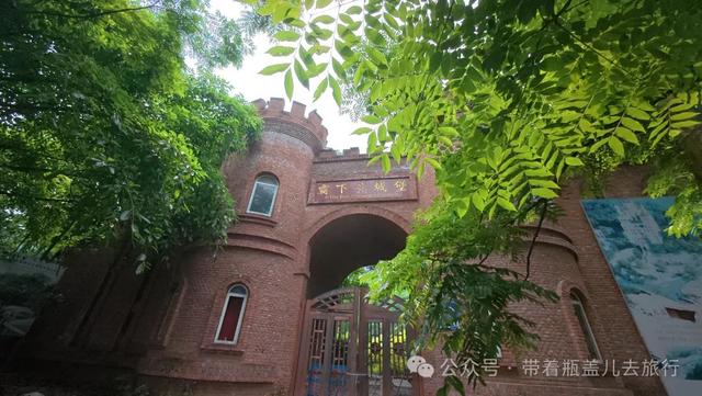探秘重庆深山"鬼堡"，奢华废墟中暗藏玄机，背后真相到底是什么？