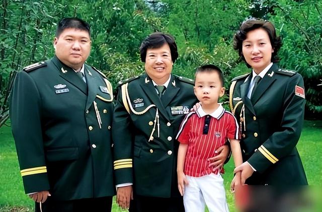 主席唯一曾孙子毛东东，今年22岁身高1米87，出生日期很有寓意！
