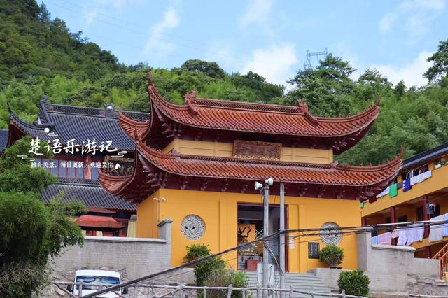 宁波奉化的传统村落，山水相依景色宜人，成为玩水与漂流胜地