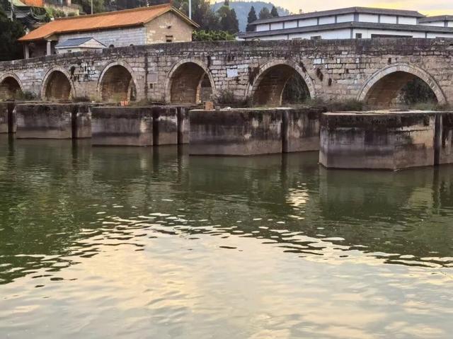 别只盯着都江堰！昆明藏了座“湖天锁钥”，200年古闸，晚霞鸥飞