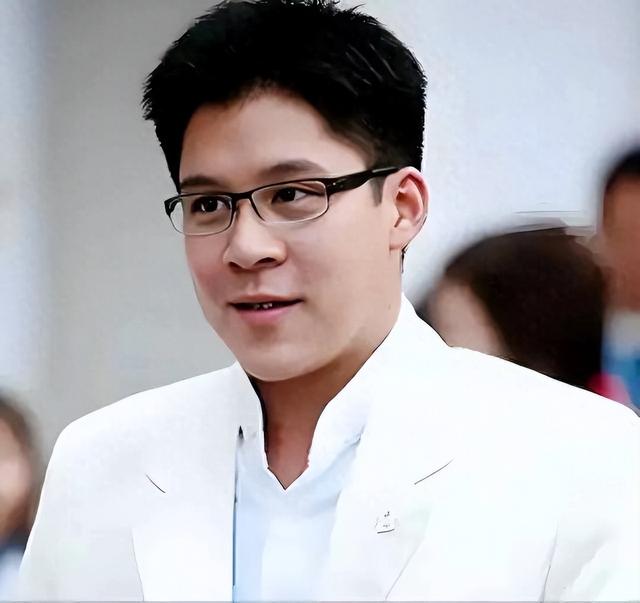 霍启刚没想到，44岁郭晶晶再传喜讯，让霍震霆和香港阔太圈沉默了