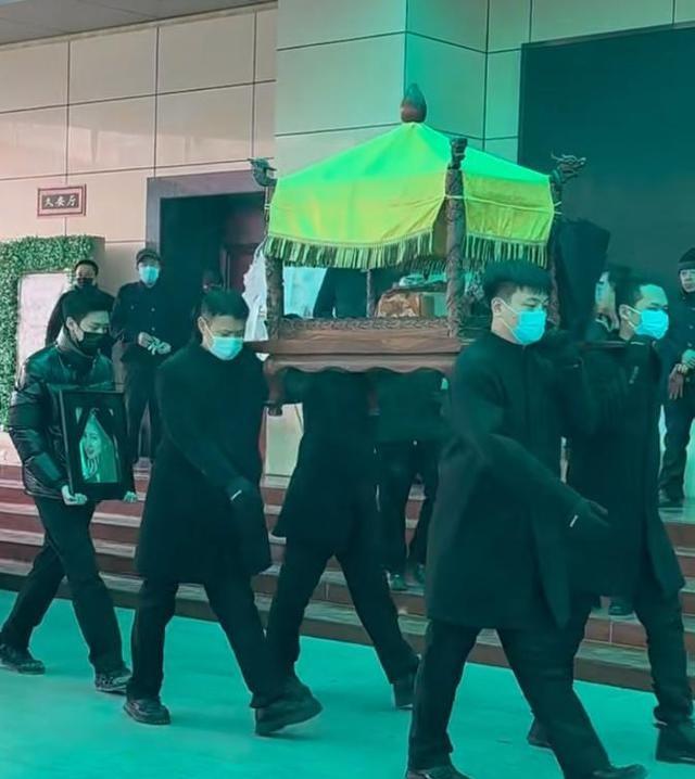 何晴葬礼举行！儿子手捧骨灰，遗像曝光惹泪目，廖京生现身送别
