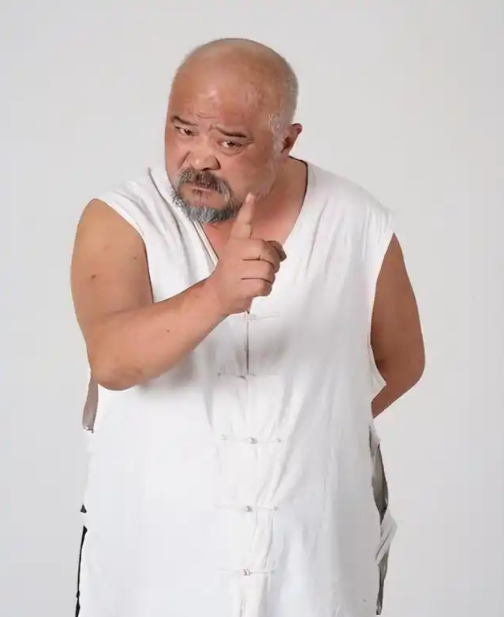 不顾医生劝阻每天2包烟，顿顿8两白酒的演员李琦，如今变成啥样