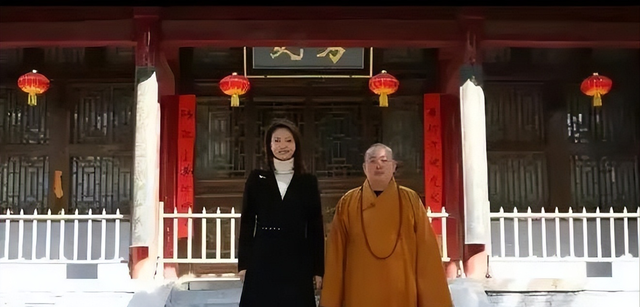 李湘不忍了！公开回应与释永信的真实关系，亲吻照的真相终于大白