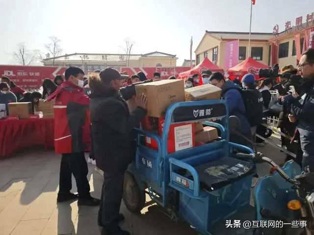 刘强东又回村发钱了!村民人手一部手机还发现金