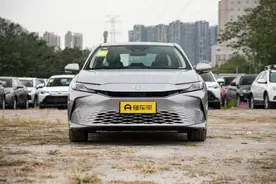 凯美瑞新车难看，还带颗粒捕捉器，大哥宁愿12万买四年前的凯美瑞图片