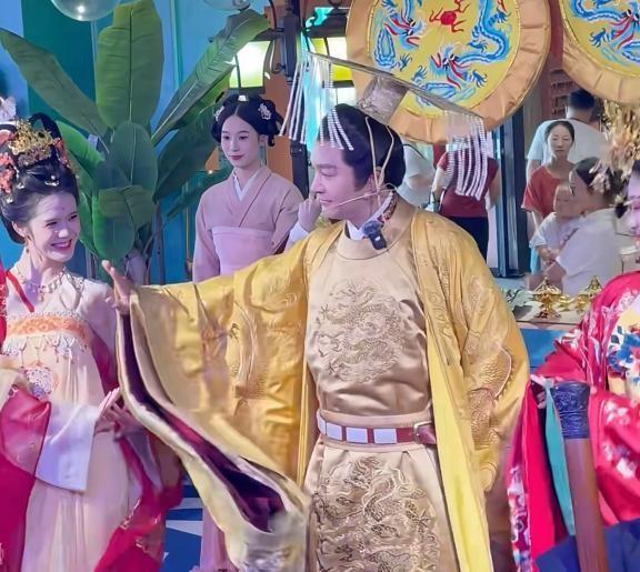 心酸！56岁翁虹走穴商演，在景区跳舞供人观赏，长这么漂亮可惜了