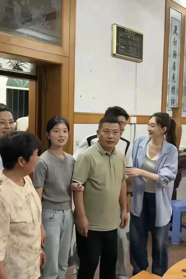 李小冉快50岁了还这么丰满，瘦却很有料，让人好奇她是怎么做到的