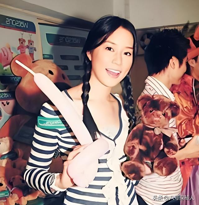 她14岁已是“人间尤物”，被首富看中花10亿娶回家，8年生了四胎