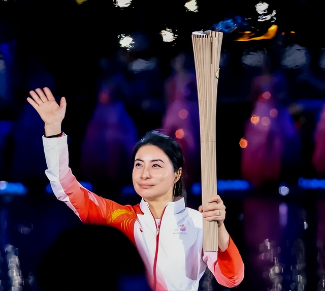 官方对郭晶晶的称呼变了，三字之差释放强烈信号	，霍震霆全说对了