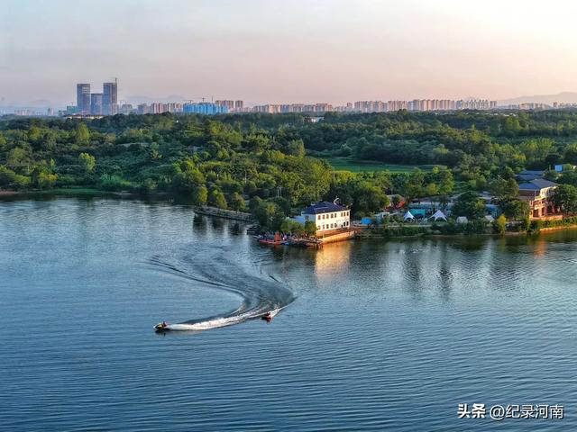双城辉映：北京与上海的独特魅力，姚洋先居北京后定居上海太厉害