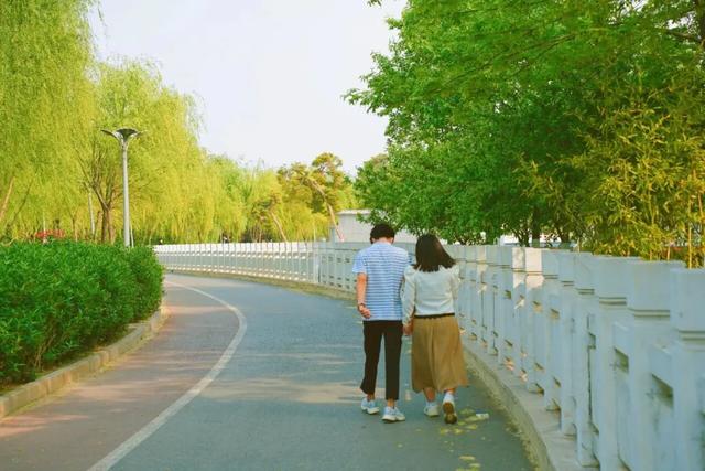 坐着BRT，逛吃临沂！这趟公交慢游，藏着整座城的烟火~