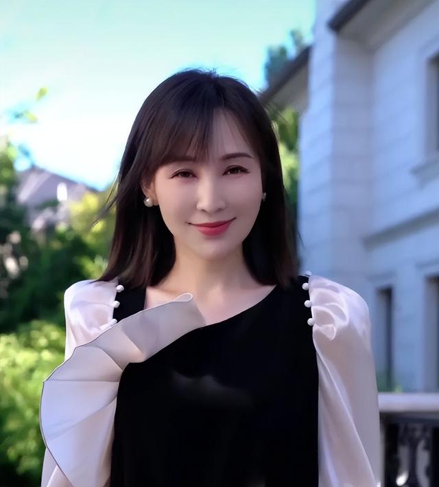 她19岁与导演私奔，在地下室裸婚连生3胎，今被丈夫用7部剧捧红