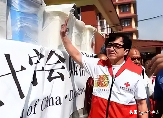 官媒对成龙的称呼变了，三字之差释放强烈信号，王晶那番话没说错