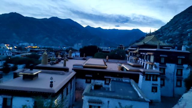 两登拉萨色拉寺后山，上升600米，山顶海拔4200米，经幡飘扬