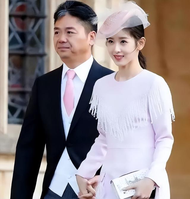 刘强东带章泽天见客户，56万爱马仕抢眼！他宠溺的眼神藏不住