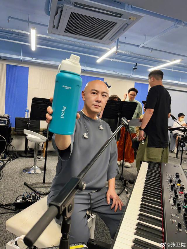 被嘲无子送终？知名港星无心动怒，与组合成员相隔数年红馆开唱