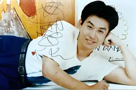 郑智化摔伤上热搜！发誓不婚的他，为何被一个平凡女子套进婚姻？图片