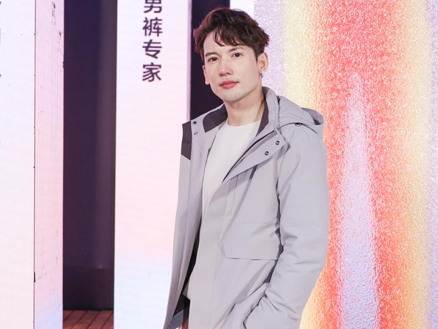 关智斌自曝煤气意外漏气致面部二级烧伤，公开康复期照片惹人心疼