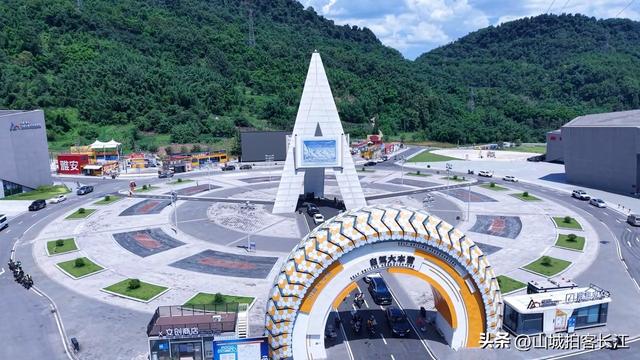 四川优雅的城市，极致美景和特色美食很多，有“天府之肺”的美誉