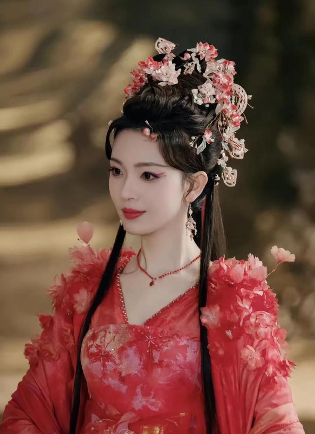 陈瑶《水龙吟》演活西方桃，红衣飘逸惊艳全场	，金子总会发光