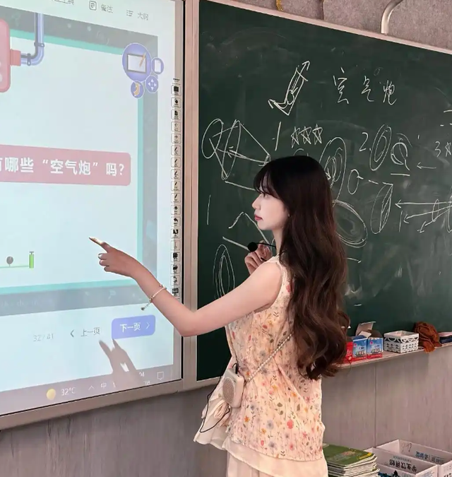 女老师自创“幼态字体”走红，被家长投诉停职，字丑就不能教书吗