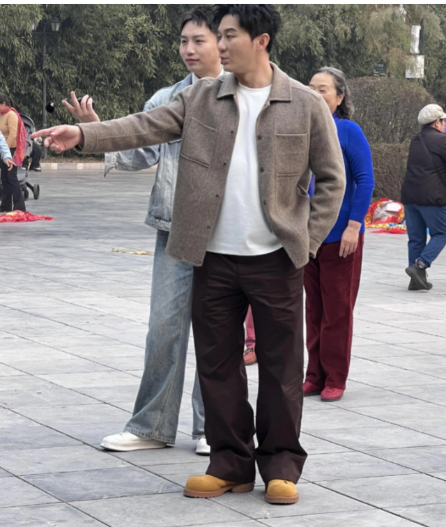 北京公园偶遇李晨，46岁依旧帅气逼人，大妈们热情围观！