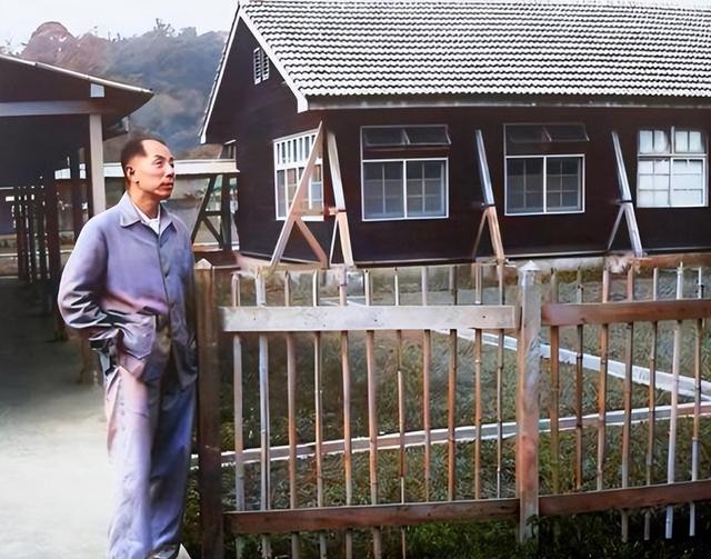 1985年，蒋经国宴请张学良	，留下的一张合影，3年后去世！