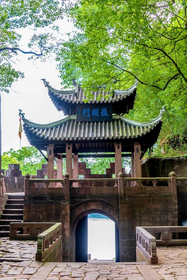 被重庆光芒掩盖，这座小城被一碗“刨猪汤”带火，景点几乎免费看